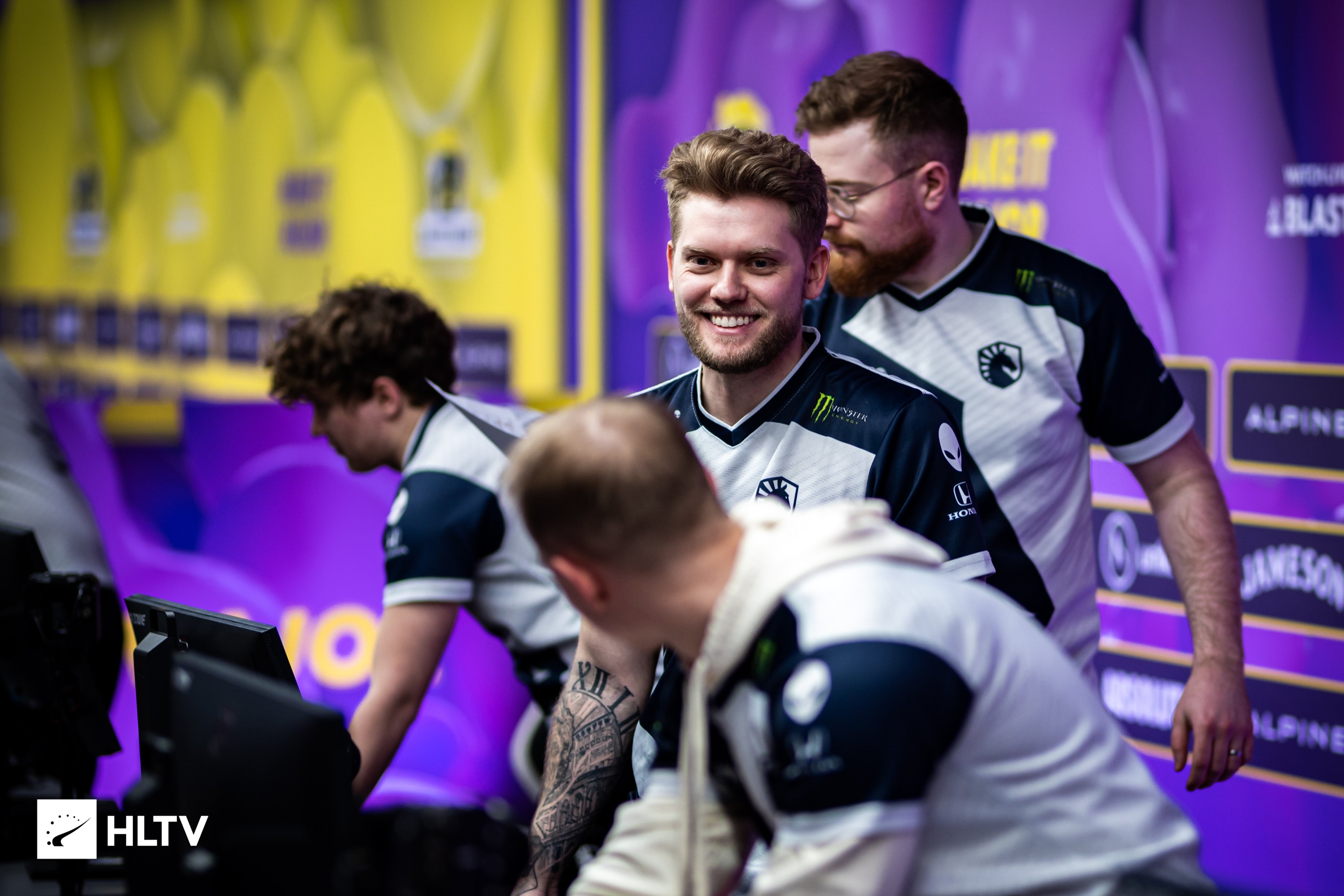 电竞竞争与友谊：队服交换与赛场互动下的电竞选手交流